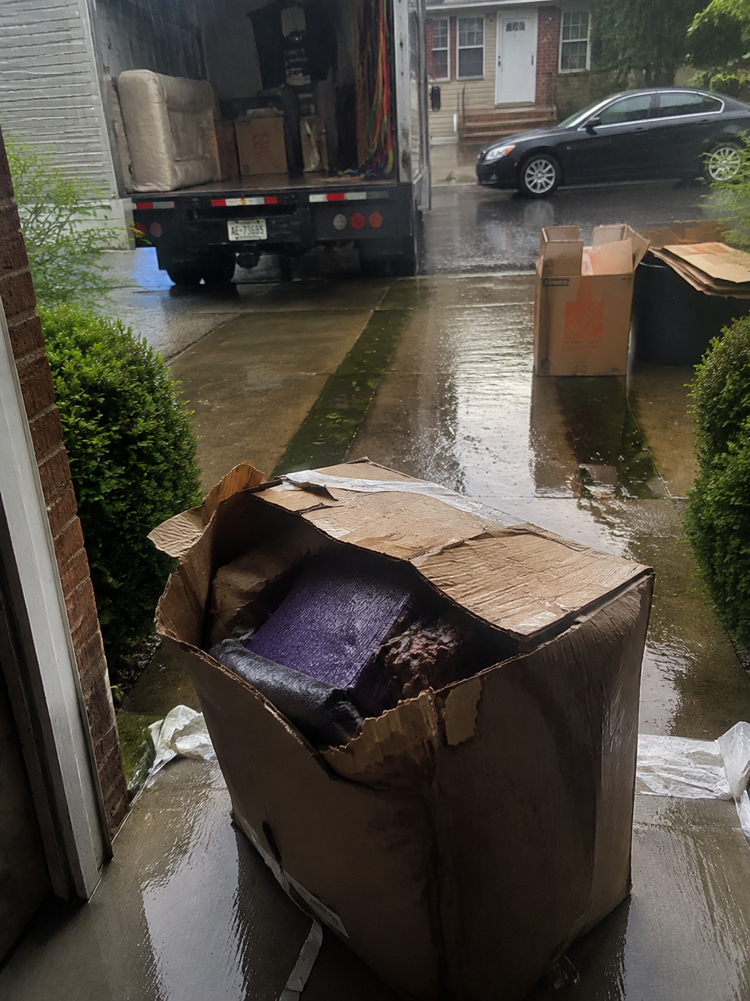 雨天门口待搬运的开放式纸箱